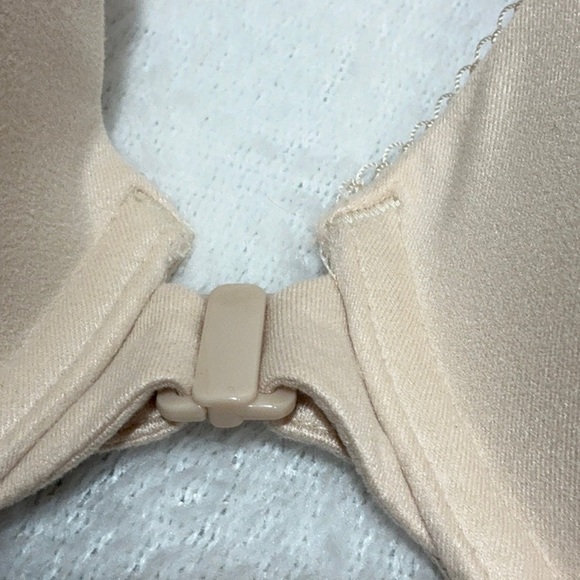 Victoria's Secret Cream Lace Bra with Underwire - Picture 5 of 7